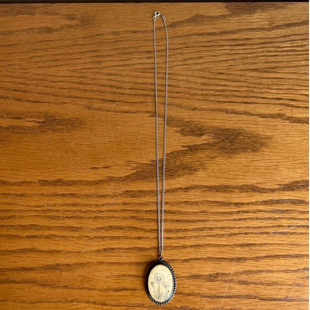 Vintage Etched Floral Pendant Necklace Oval Silver Tone‎ Unique